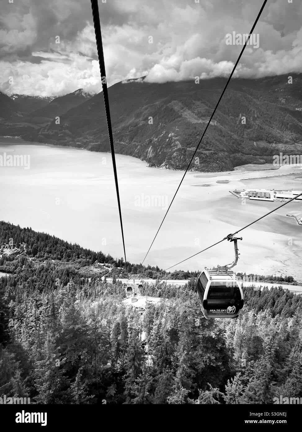 Eine Gondel, die zum Fuß des Meeres hinunterfährt, um Gondeln in den Himmel zu bringen. Squamish, BC. Kanada. Stockfoto