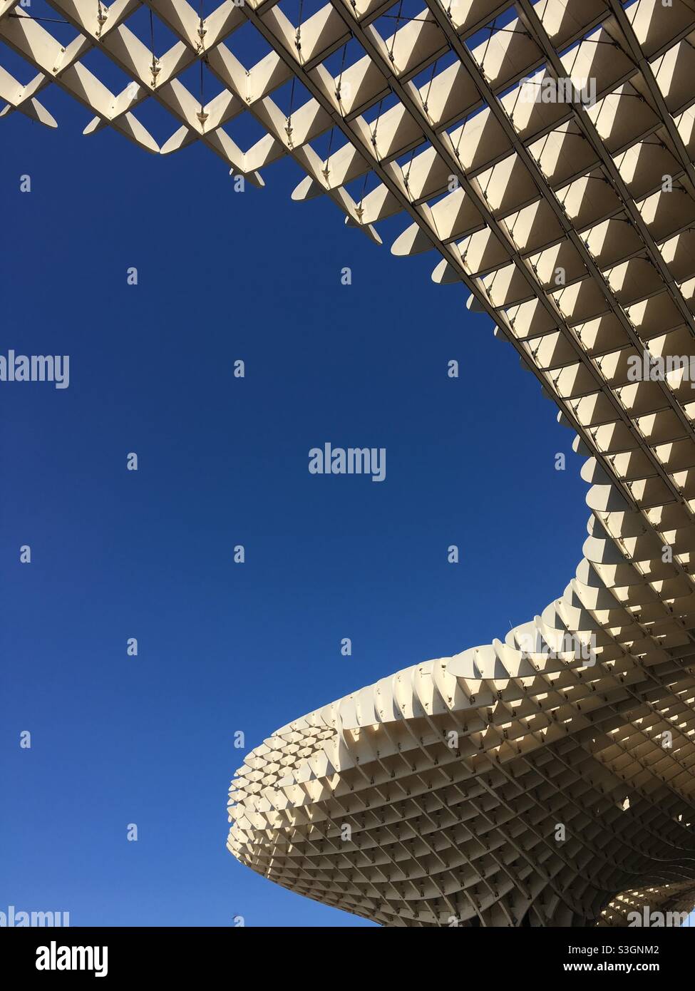 Las Setas, Sevilla. Die Sinuskurve der Holzstruktur. Stockfoto