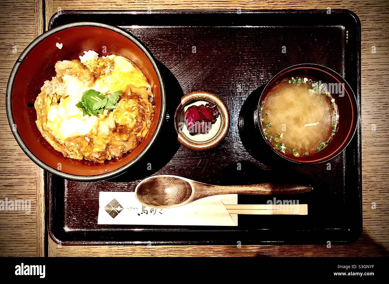Oyakodon, Huhn und Ei auf weißem Reis Schüssel mit Miso-Suppe, traditionelles Mittagessen in Japan - Smartphone-aufgenommenes Stockfoto