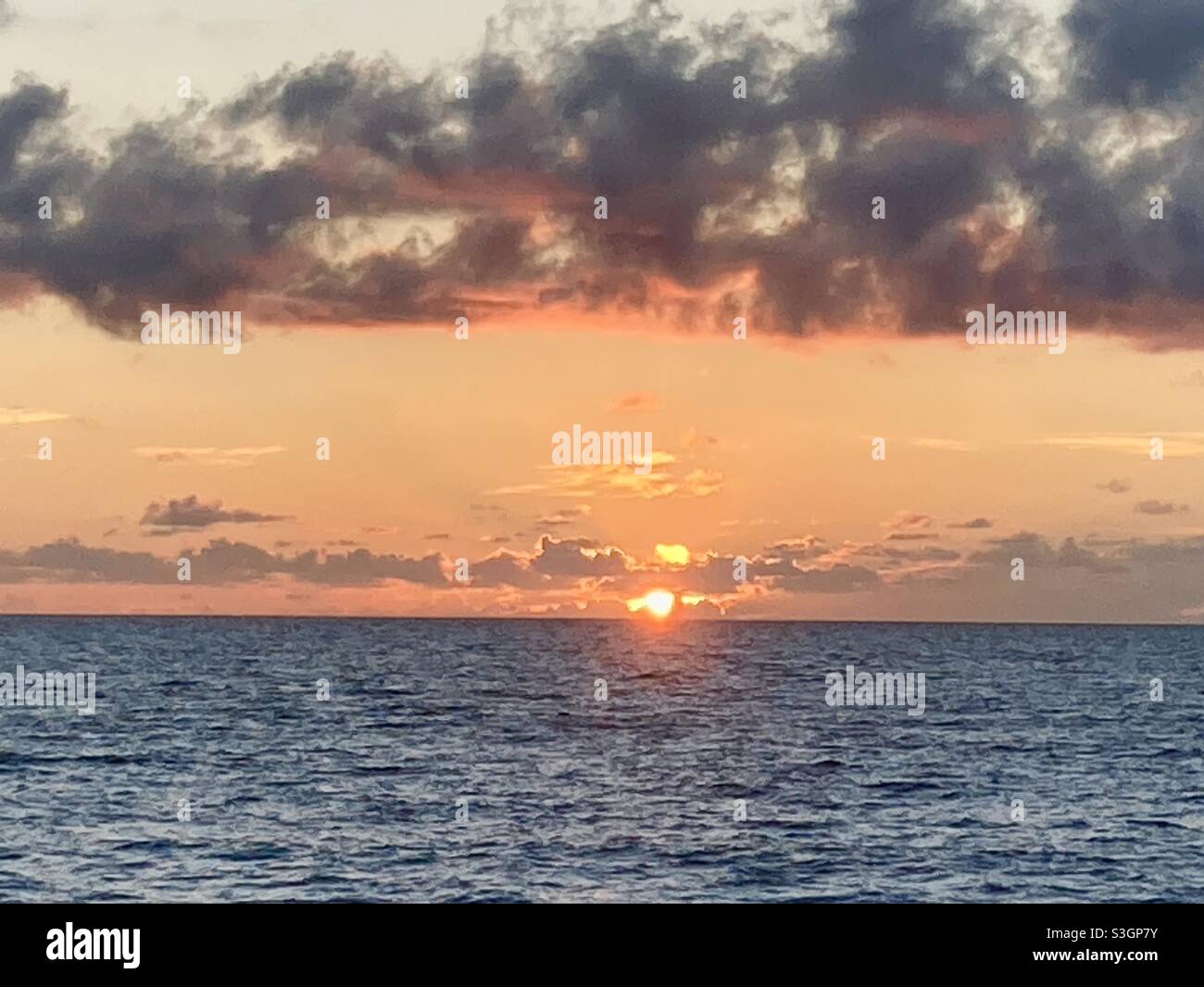 Sonnenaufgang über dem Atlantik in Florida - Smartphone-aufgenommenes Stockfoto