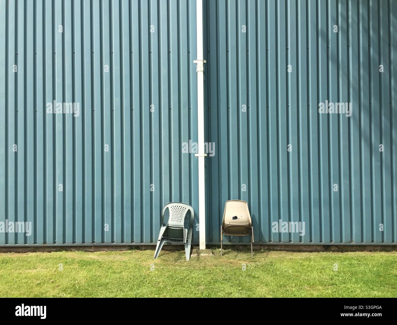 Zwei Stühle außerhalb der Fabrik Stockfoto