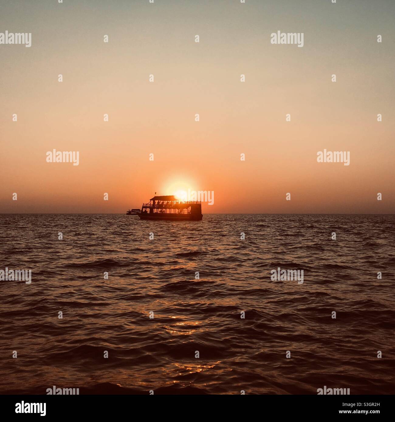 Der Sonnenuntergang auf dem Boot in Tonlesap See ist wunderbar. Stockfoto