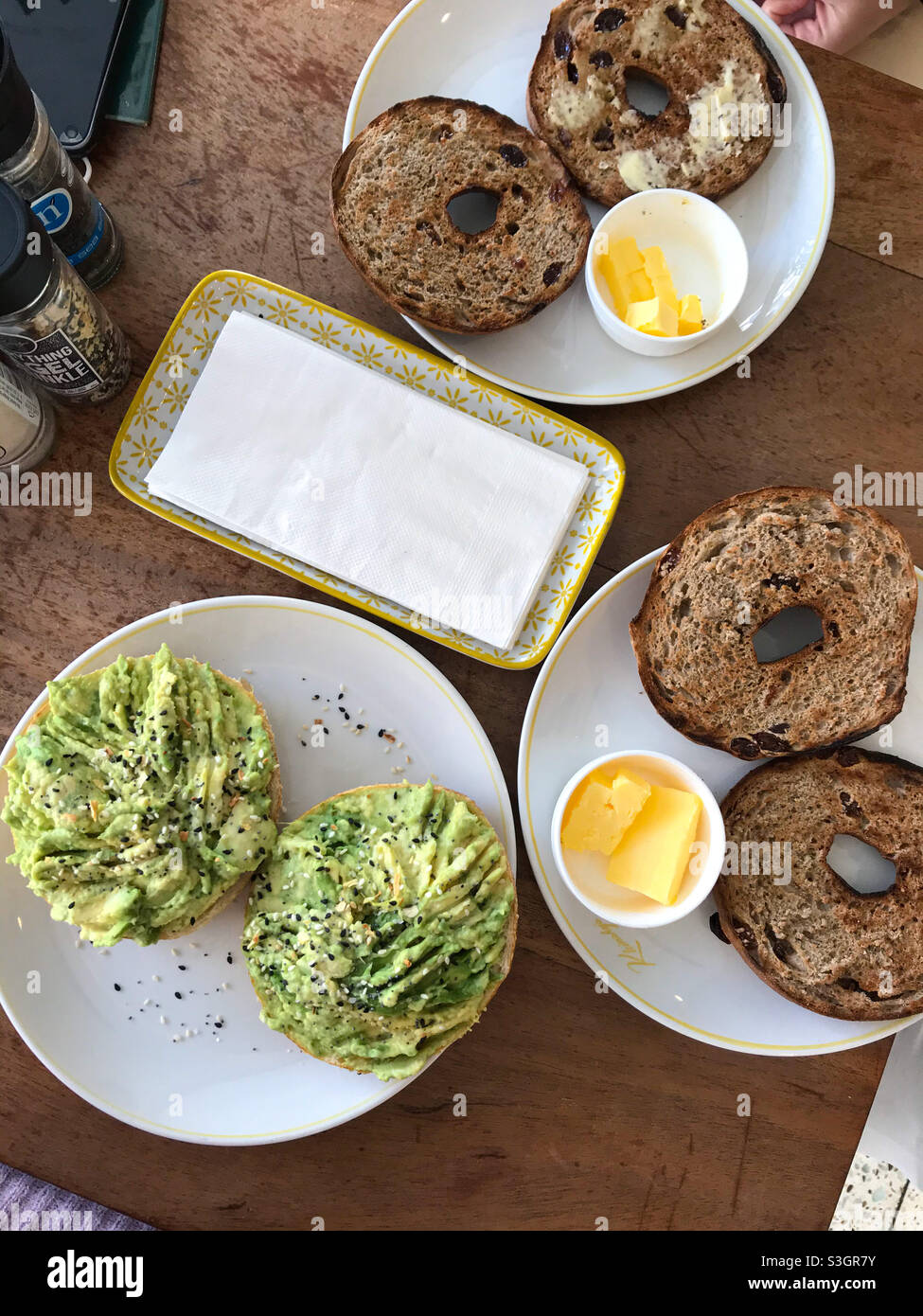 Mit dem Avocado Bagel Frühstück kann man nichts falsch machen Stockfoto
