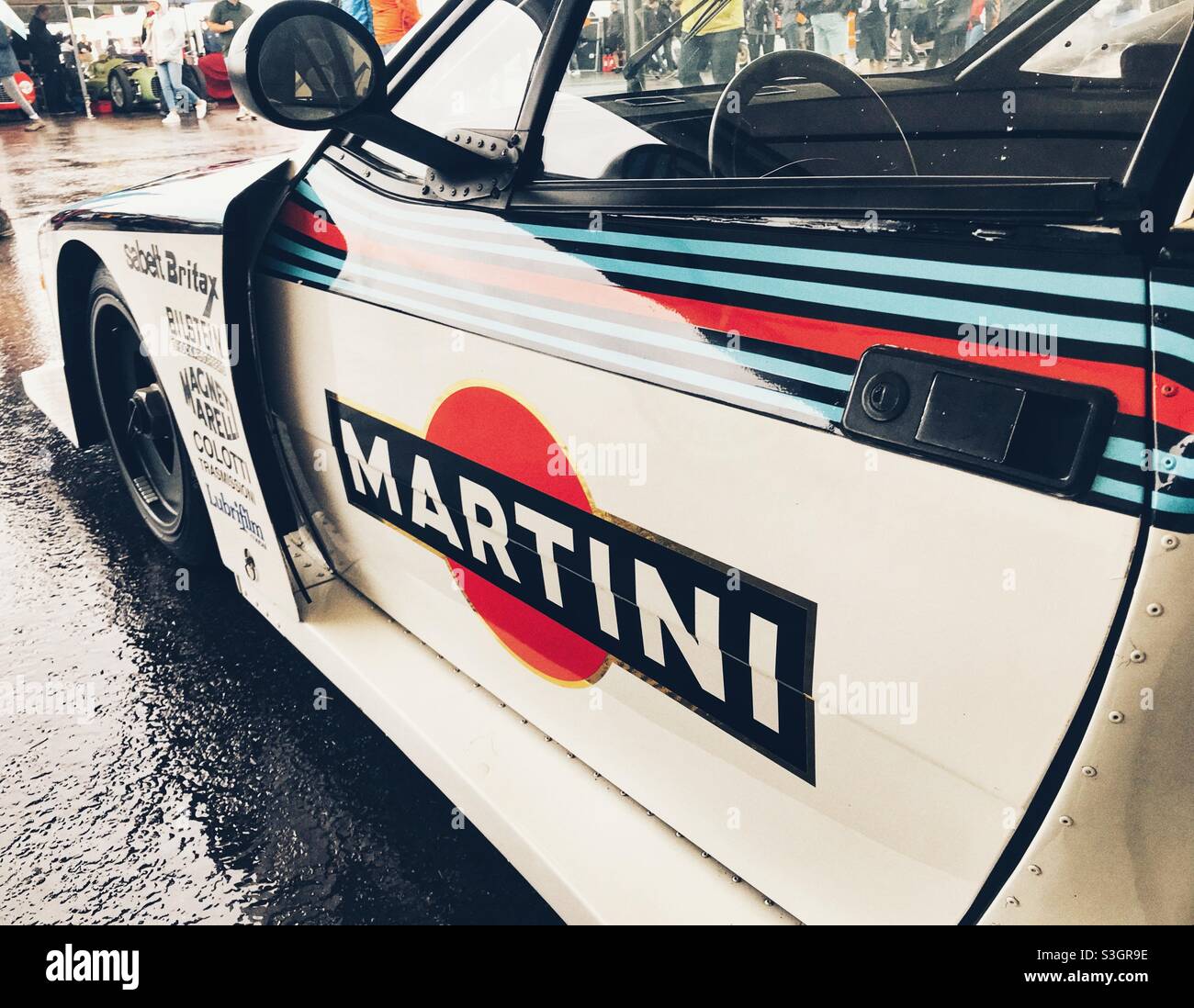 Seite des Lancia Car mit Martini-Lackierung beim Goodwood Festival of Speed 2021 - Smartphone-aufgenommenes Stockfoto