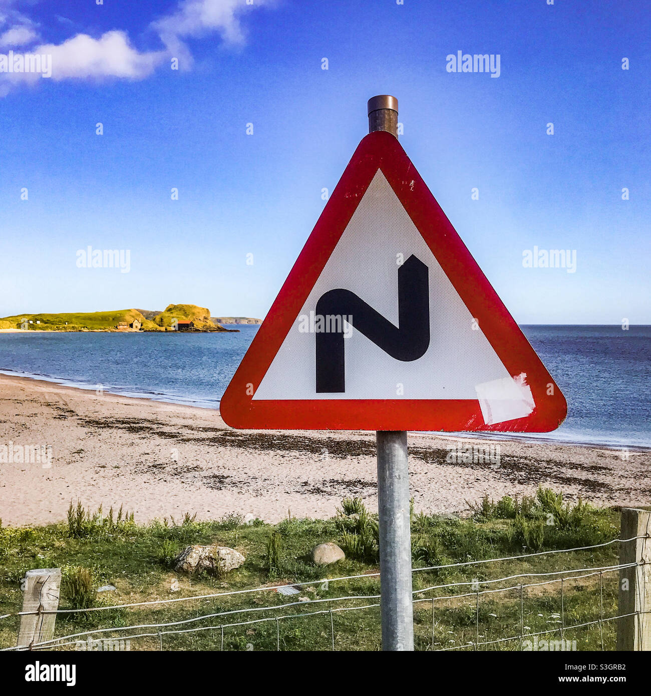 Zick-Zack-Straßenschild am Southend Beach auf der Halbinsel Kintyre in Schottland Stockfoto