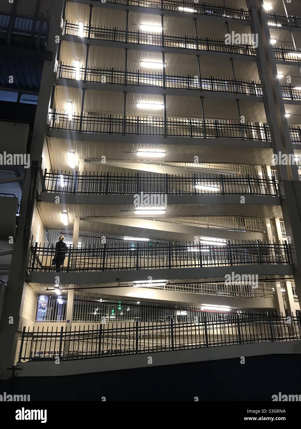 Gehweg entlang eines mehrstöckigen Parkplatzes am Broadway-Einkaufszentrum in Sydney, Australien - Smartphone-aufgenommenes Stockfoto