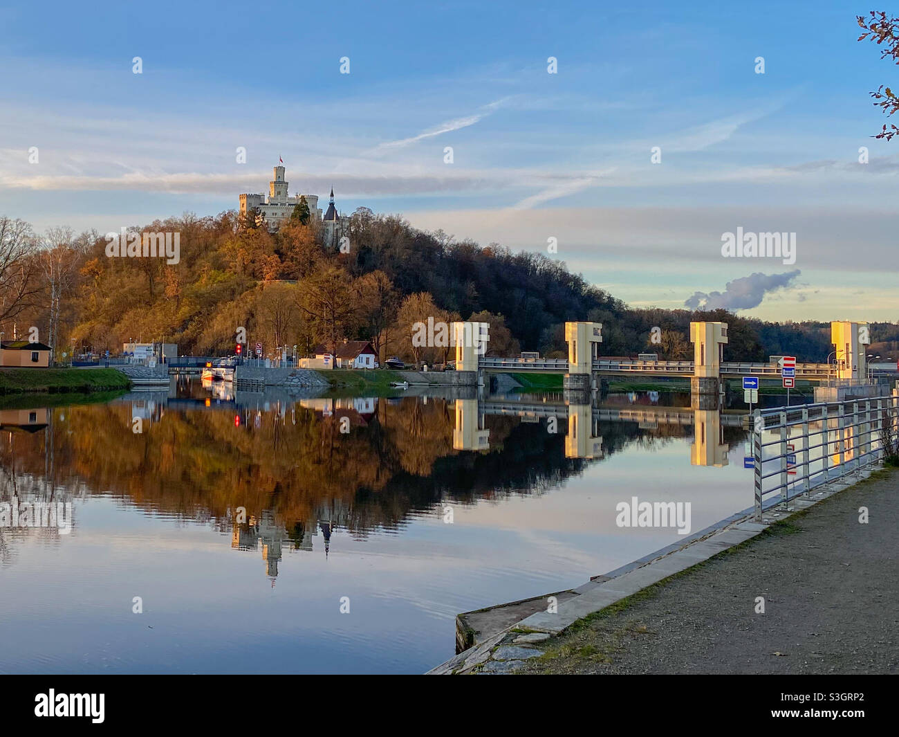 Tschechische Burg Hluboka nad Vltavou, Herbstsaison Stockfoto