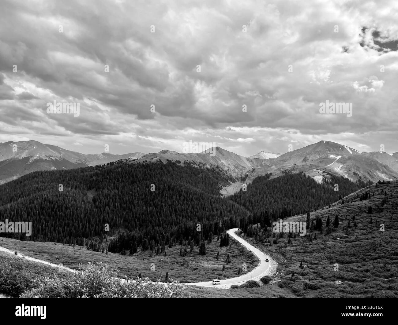 Straße über Independence Pass, Colorado, USA. Stockfoto