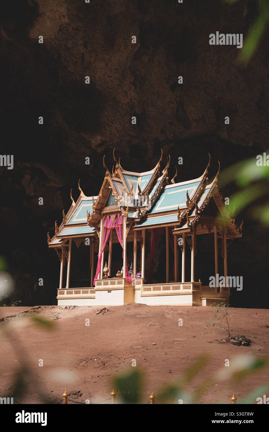 Buddhistischer Tempel in eine tiefe Höhle Stockfoto