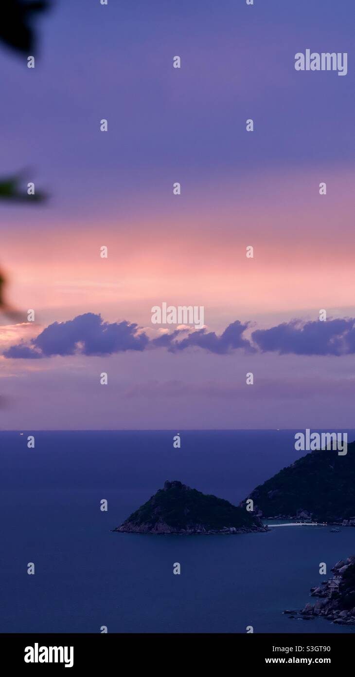 Kleine Insel ar der Golf von Thailand Inmerse des blauen Ozeans bei Sonnenuntergang in der blauen und goldenen Stunde Stockfoto