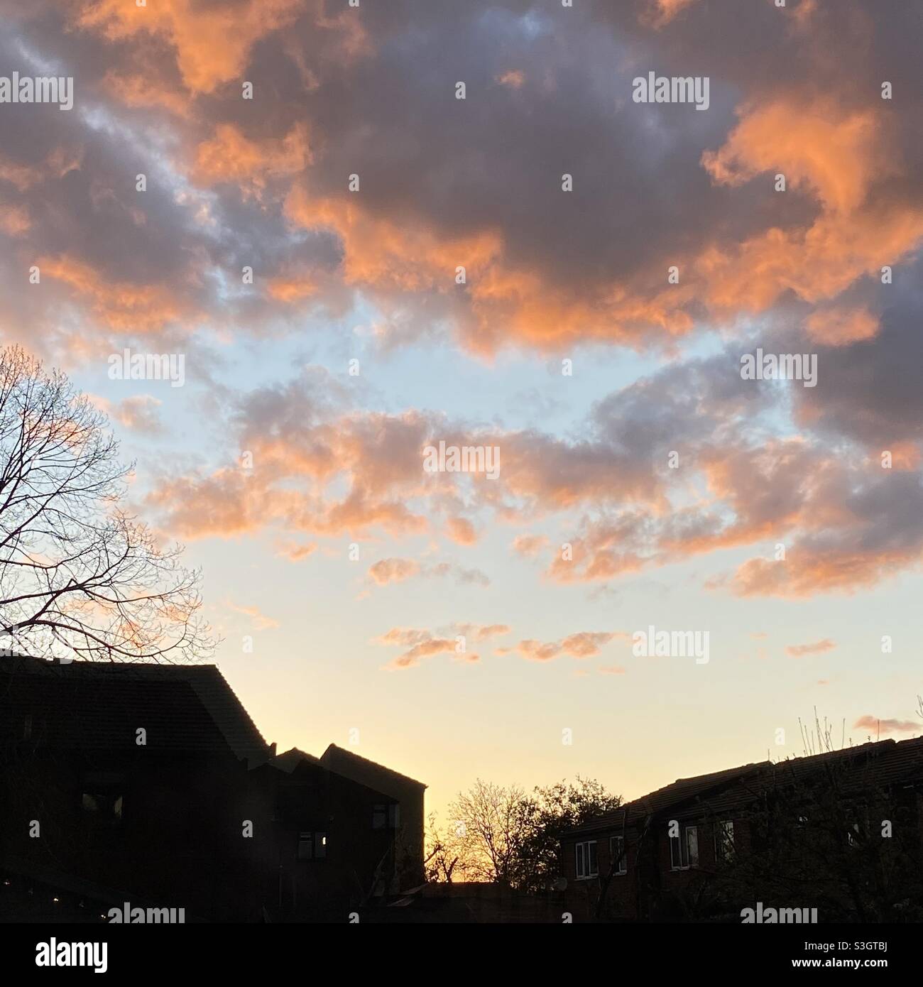 Der Sonnenuntergang prallt von den Wolken ab und schafft wunderschöne Farben. Stockfoto