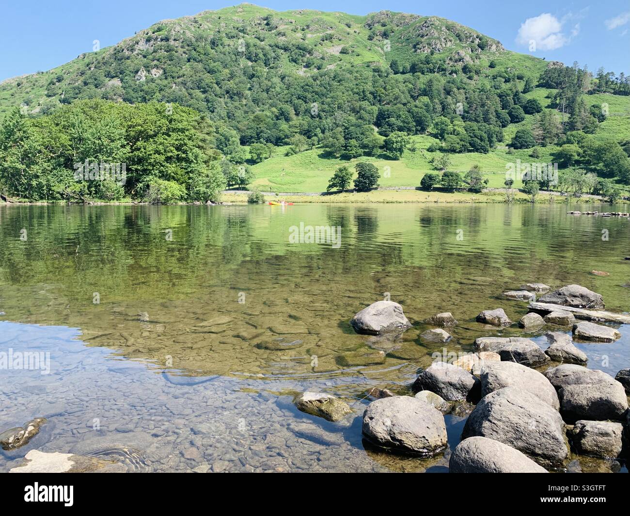 Blick über den See zu den Steinen des rydal-Berges Stockfoto