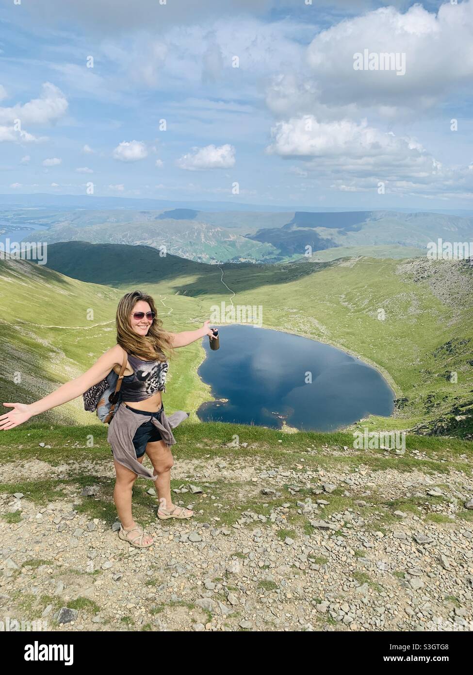 Frau auf dem Gipfel von helvellyn Stockfoto