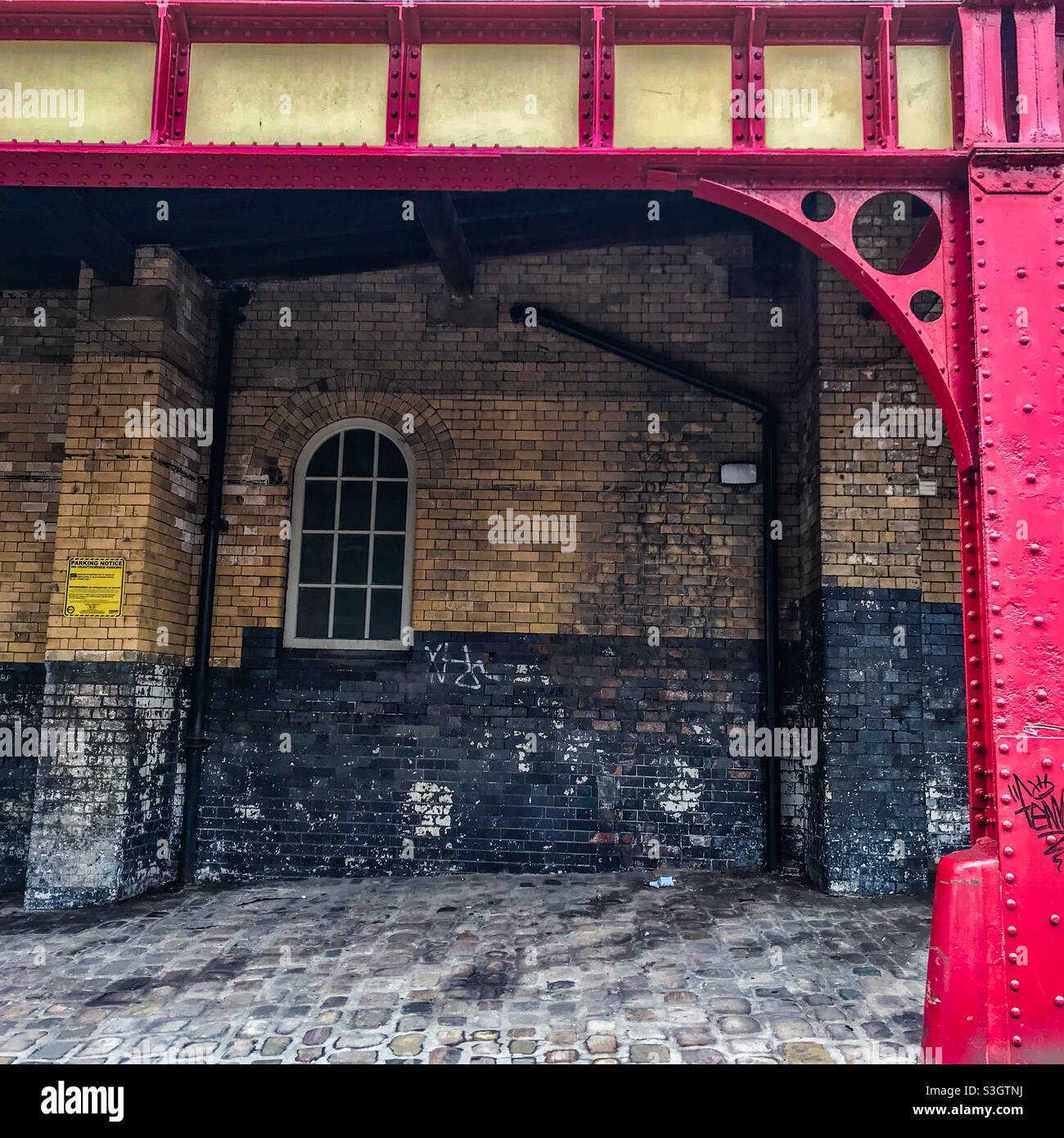 Alte Ziegelmauer und Eisenarbeiten, Manchester Stockfoto