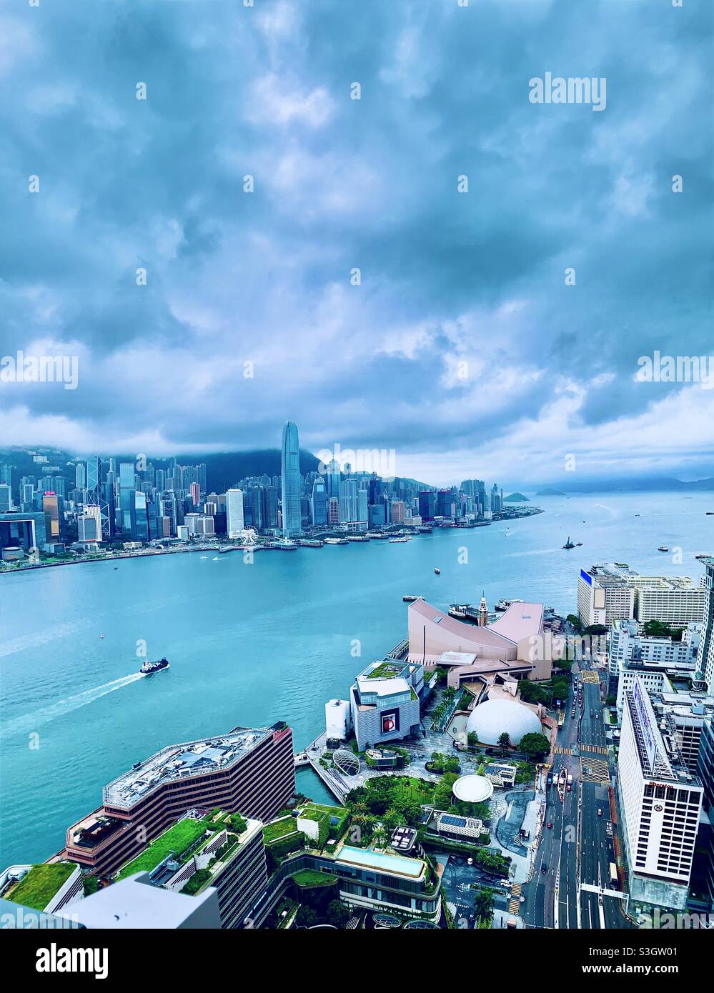 Blick auf den Hafen von Victoria, die Insel HK und die Küste von Kowloon in Hongkong. Stockfoto