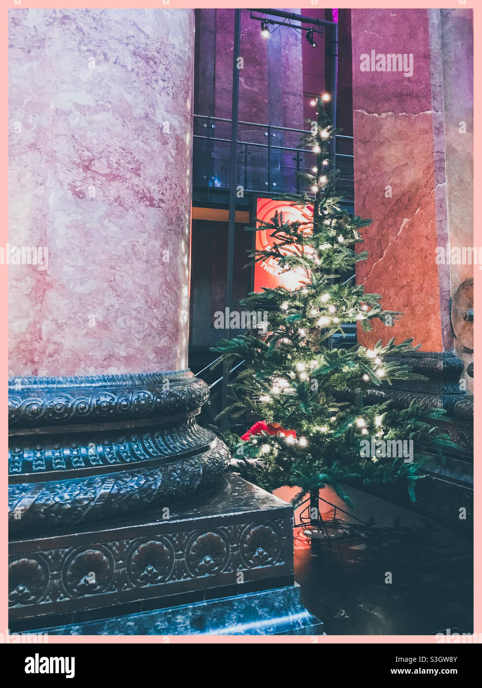 Ein symbolischer Weihnachtsbaum im Royal Exchange Theater in Manchester - Smartphone-aufgenommenes Stockfoto