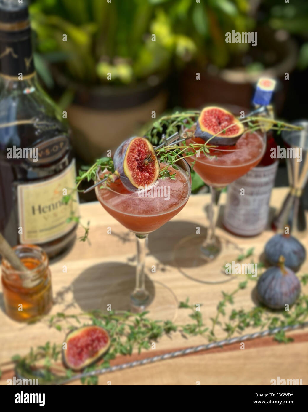 Besuchen Sie @berauscht auf Instagram für Rezept. Cocktail aus Feige und Brandy. Stockfoto