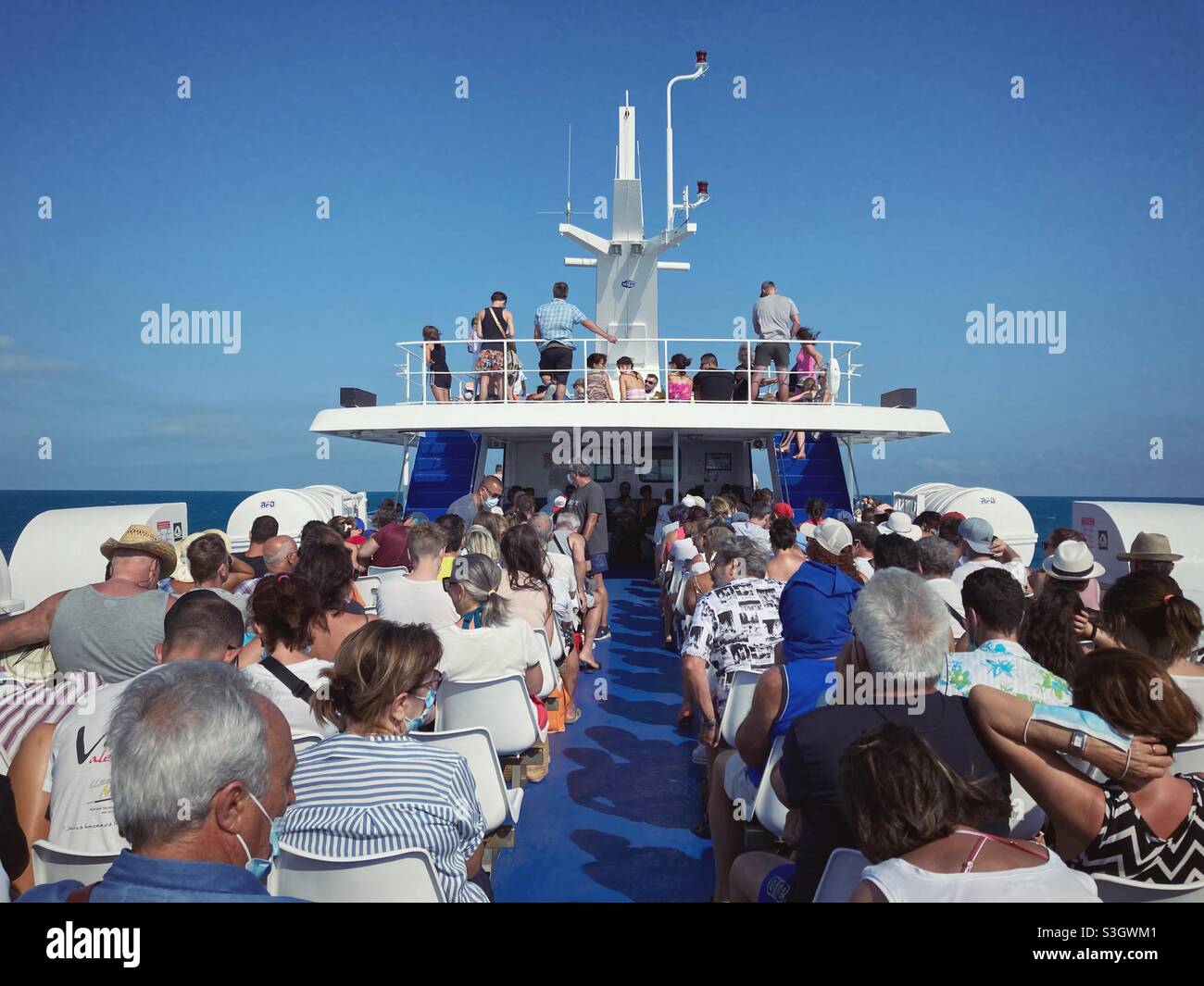 Passagiere, die in Reihen auf einem Passagierschiff sitzen und zu den Tremiti-Inseln an der Adria, Italien, reisen Stockfoto