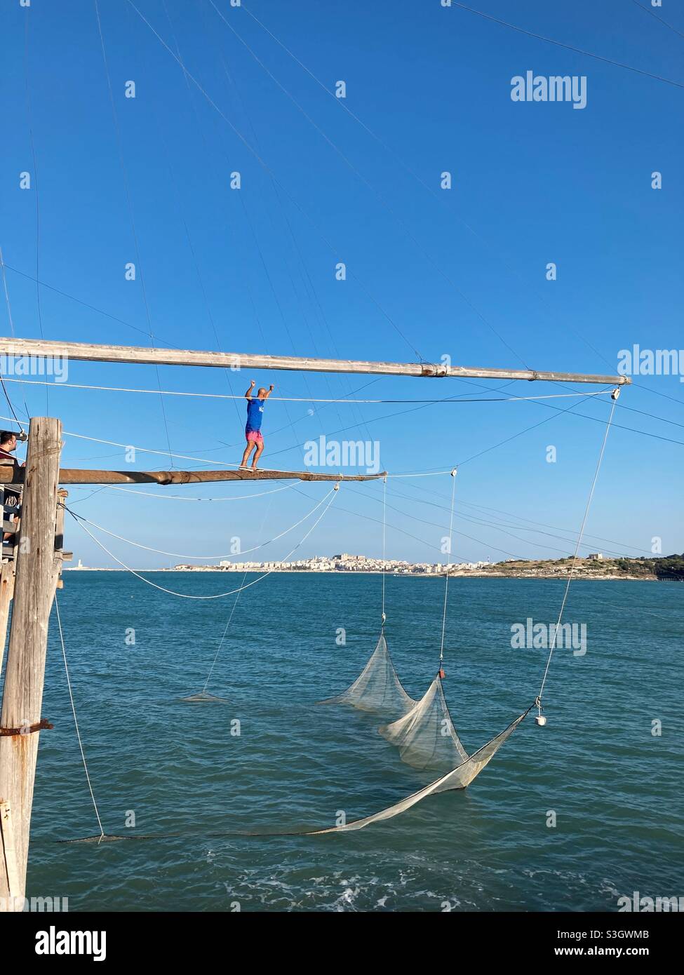 Trabucco an der Küste in der Nähe der apulischen Stadt Vieste, Gargano, Apulien, Italien - Smartphone-aufgenommenes Stockfoto