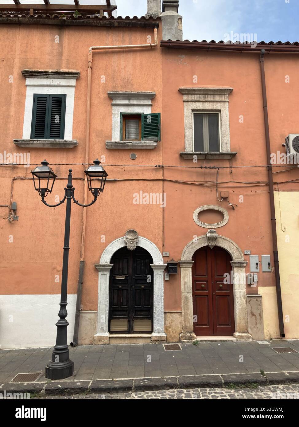 Eine Hausfassade in der kleinen Stadt Vico de Gargano, Apulien, Italien Stockfoto