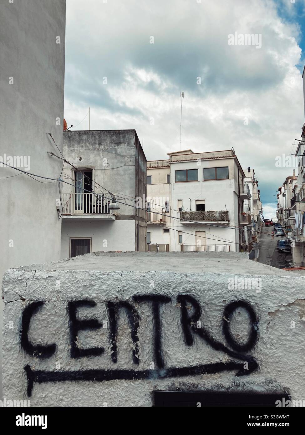 Ein Graffiti-Schild in der italienischen Stadt Peschici, das zum Stadtzentrum von Apulien, Italien führt Stockfoto