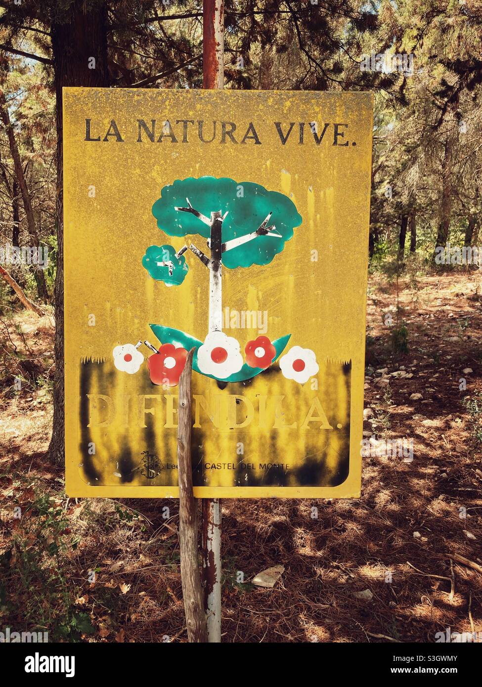 Ein Zeichen für die Erhaltung der Natur auf Italienisch: La natura vive (Natur lebt) Stockfoto