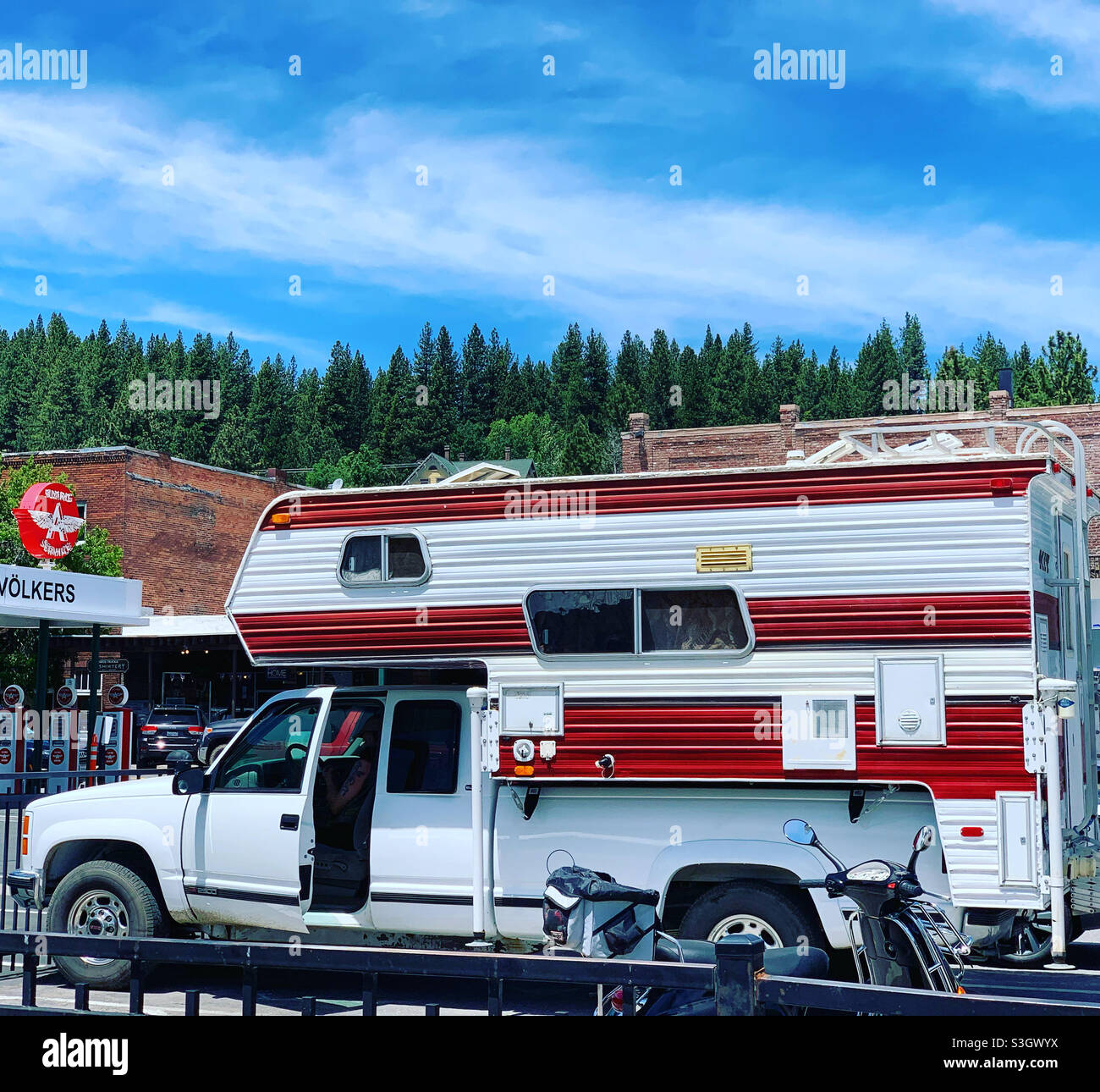 Juni 2021, ein LKW-Wohnmobil in Truckee, Nevada County, California, USA Stockfoto