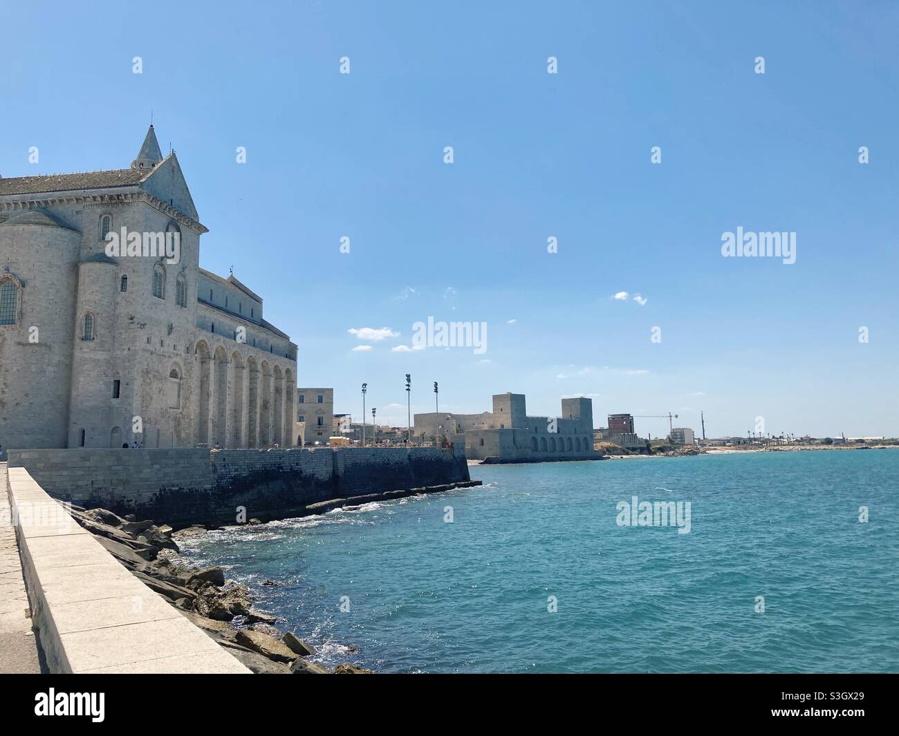 Die Kathedrale in Trani und das Castello de Trani im Hintergrund am Hafen von Trani, Trani, Apulien, Italien Stockfoto