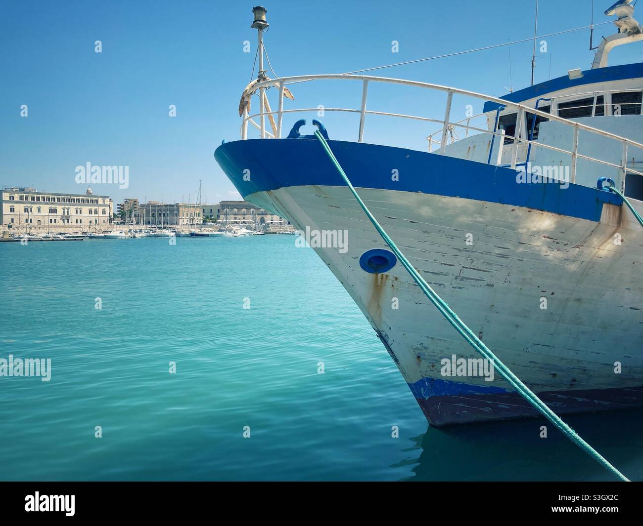 Der Bug eines kleinen Fischerschiffes im Hafen von Trani im Sommer , Trani, Apulien, Italien 2021 Stockfoto