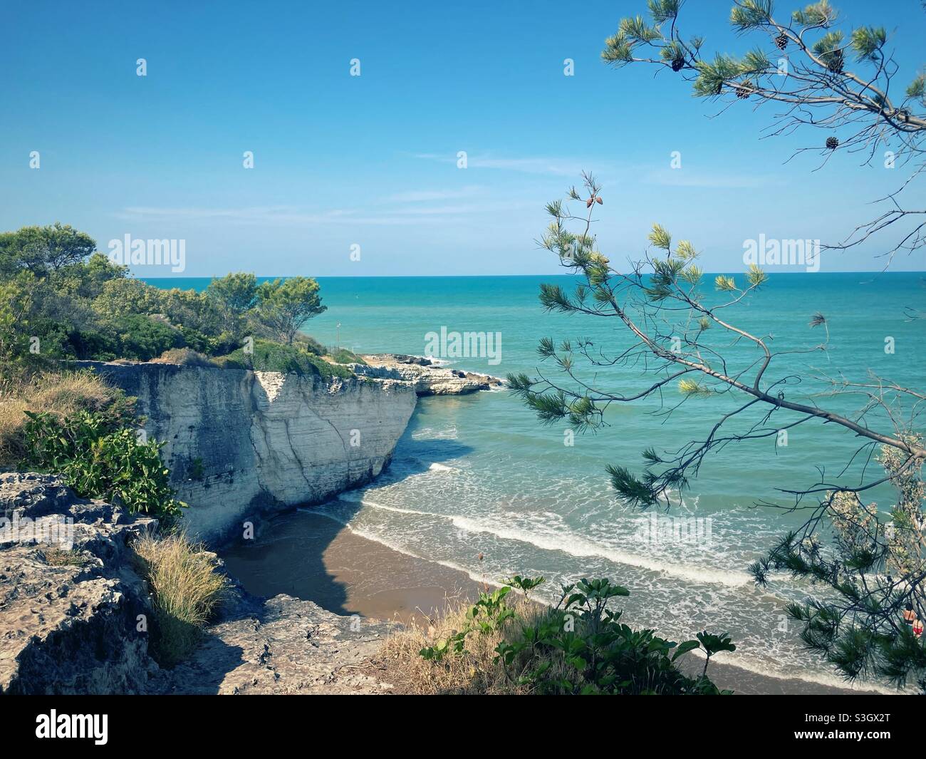 Die Adriaküste im Nationalpark Gargano in der Nähe von Vieste, Apulien, Italien, 2021 Stockfoto