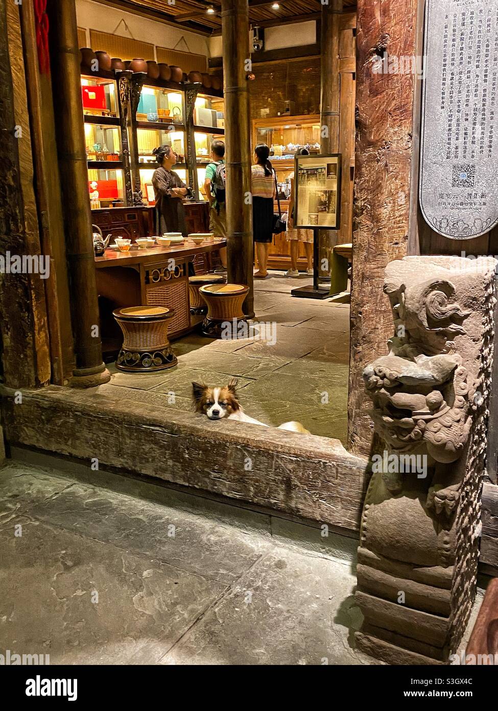 Chengdu, China - August, 20: Kuanzhai Alley einer der Top historisch erhaltenen Viertel in Chengdu, China. - Smartphone-aufgenommenes Stockfoto