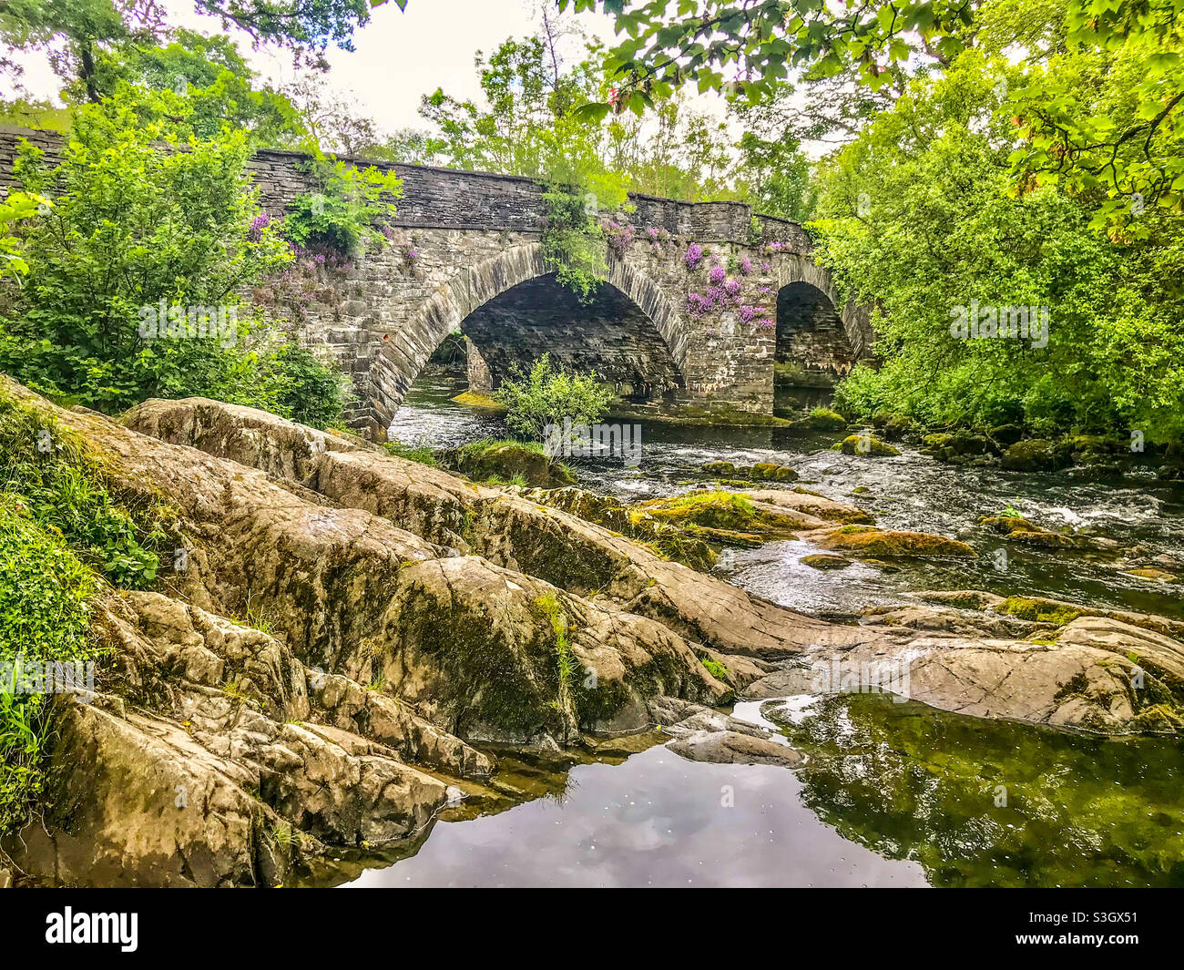Skelwith Bridge over the River Brathay in Ambleside, Lake District, Großbritannien Stockfoto