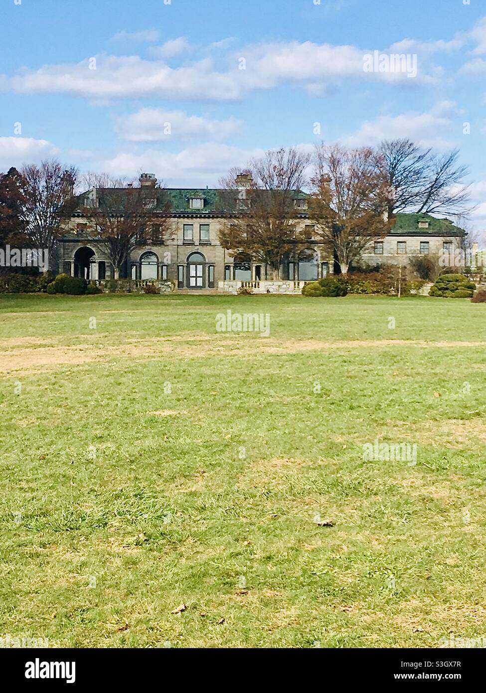 New England Herrenhaus mit großem Rasen Stockfoto