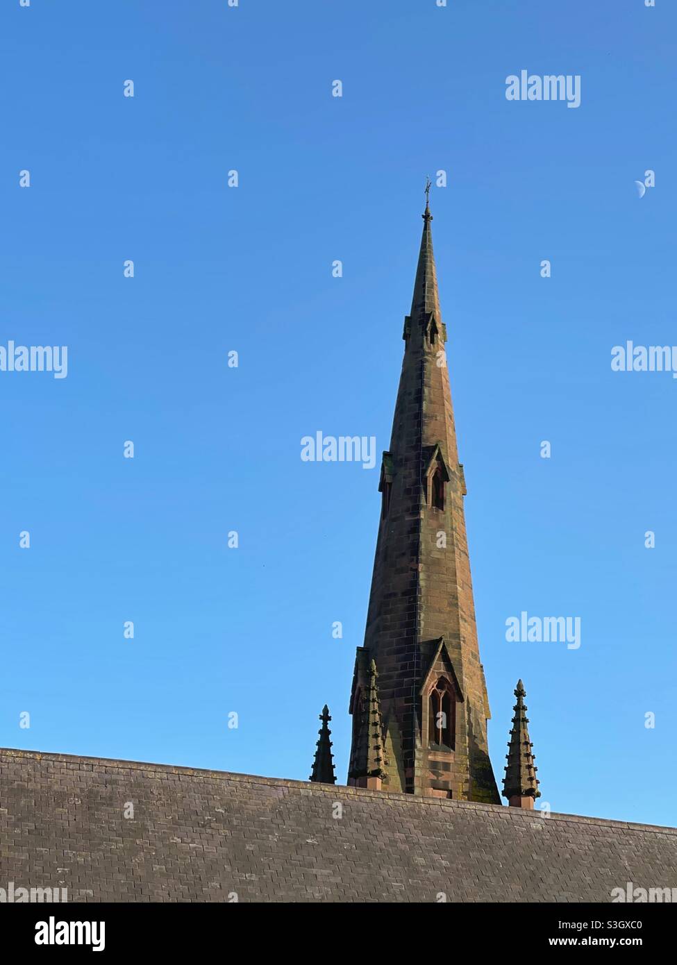 Die Kirche steht in der Abenddämmerung vor einem tiefblauen Himmel Stockfoto