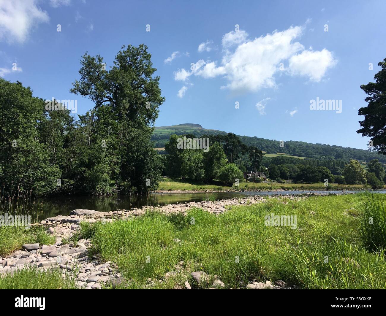 Fluss Usk, der an einem heißen Sommertag durch die Brecon Beacons in Wales fließt Stockfoto