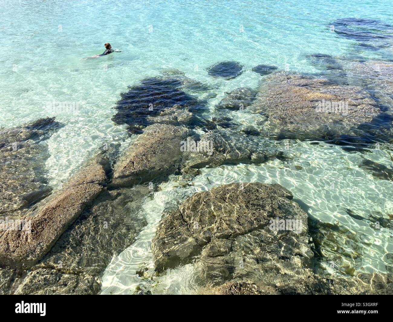 Der Strand Achmelwitscha, der Junge schwimmt im Meer Stockfoto