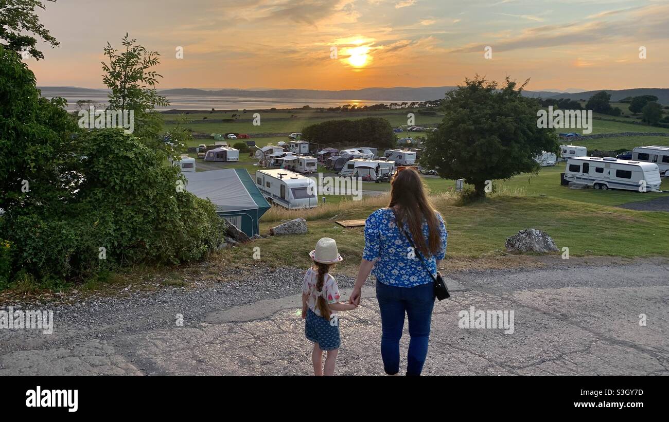 Mutter und Tochter beobachten einen Sonnenuntergang in einem Touringpark Stockfoto