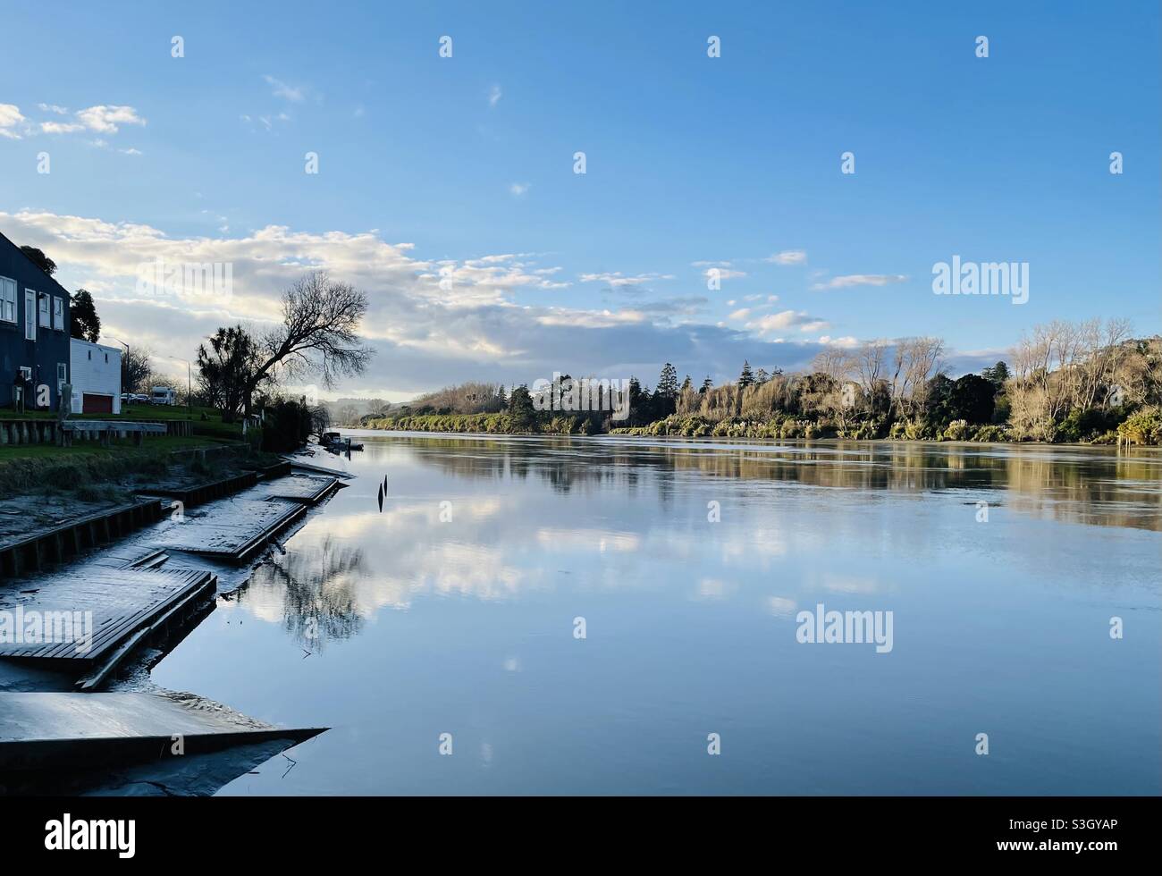 Whanganui Fluss in Neuseeland an einem ruhigen sonnigen Tag Stockfoto