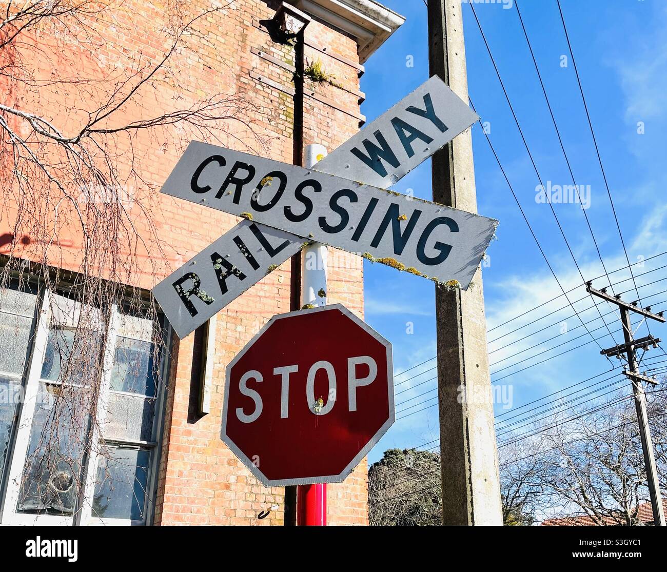 Bahnübergang und Stoppschild in Whanganui, Neuseeland Stockfoto