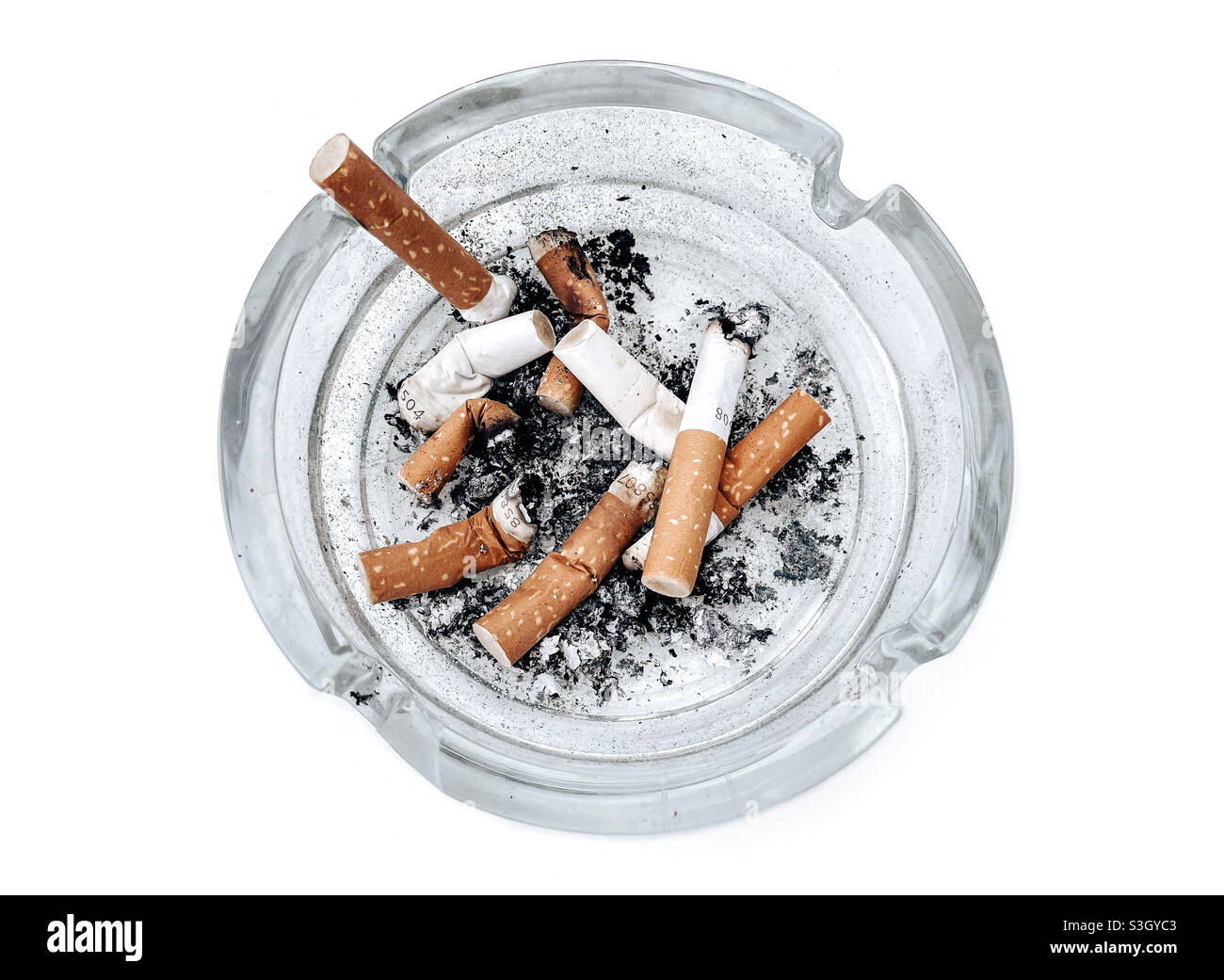 Zigaretten und Zigarettenkippen in einem Aschenbecher ausstacheln Stockfoto