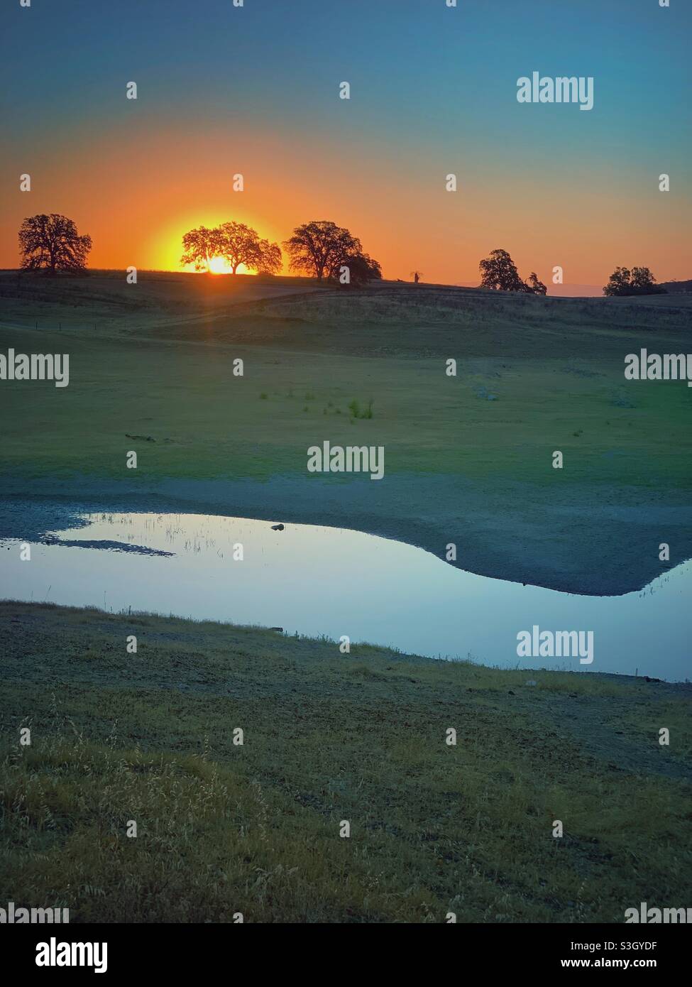 Sonnenaufgang am See Stockfoto