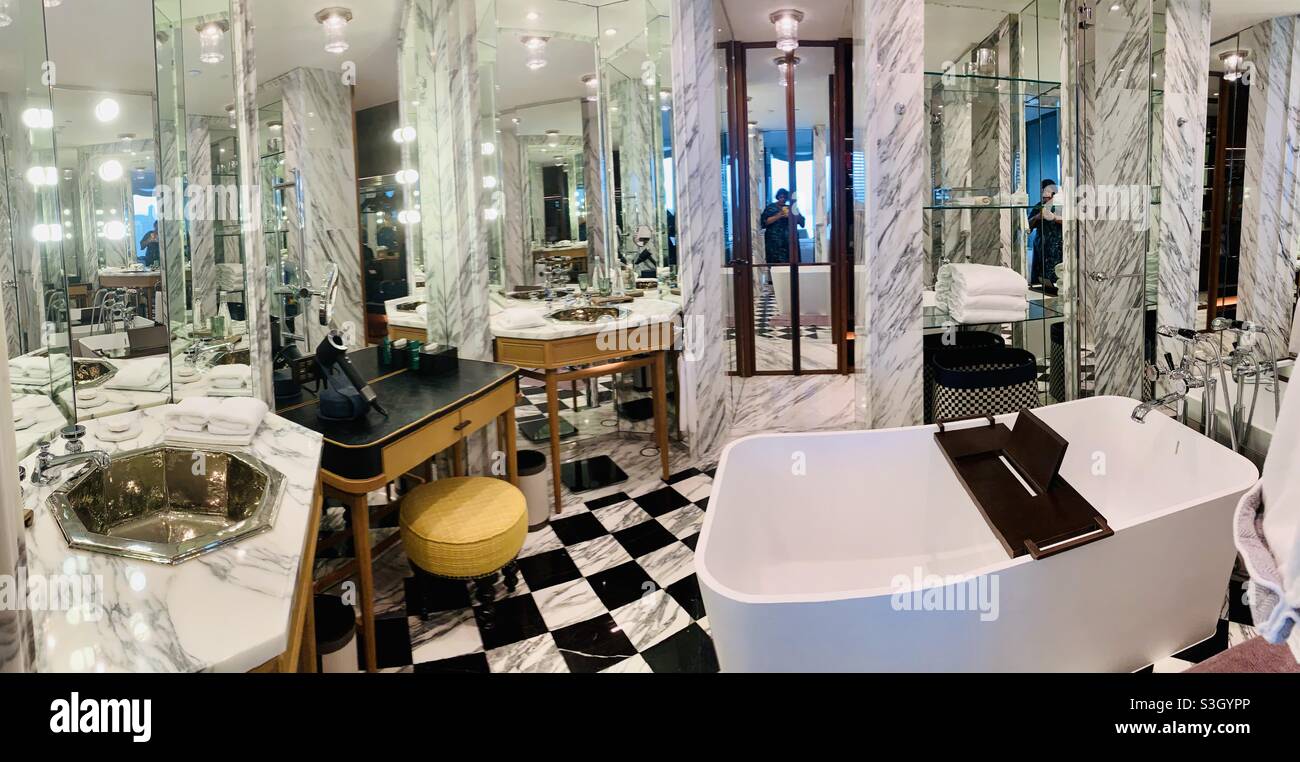 Einrichtung eines luxuriösen Badezimmers im Rosewood Hotel in Hongkong. Stockfoto