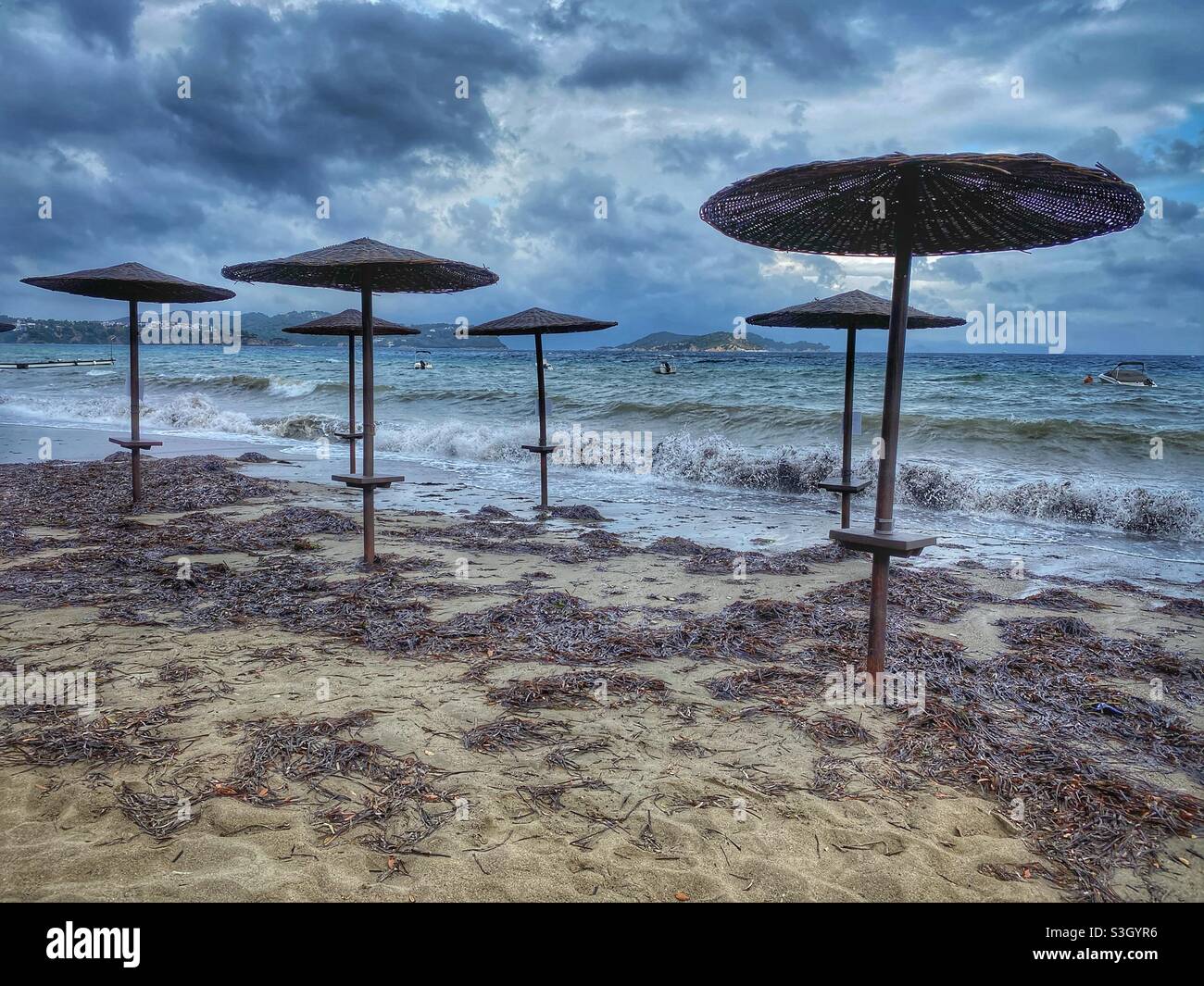 Stürmischer Tag am Vassilias Beach auf der griechischen Insel Skiathos. Stockfoto