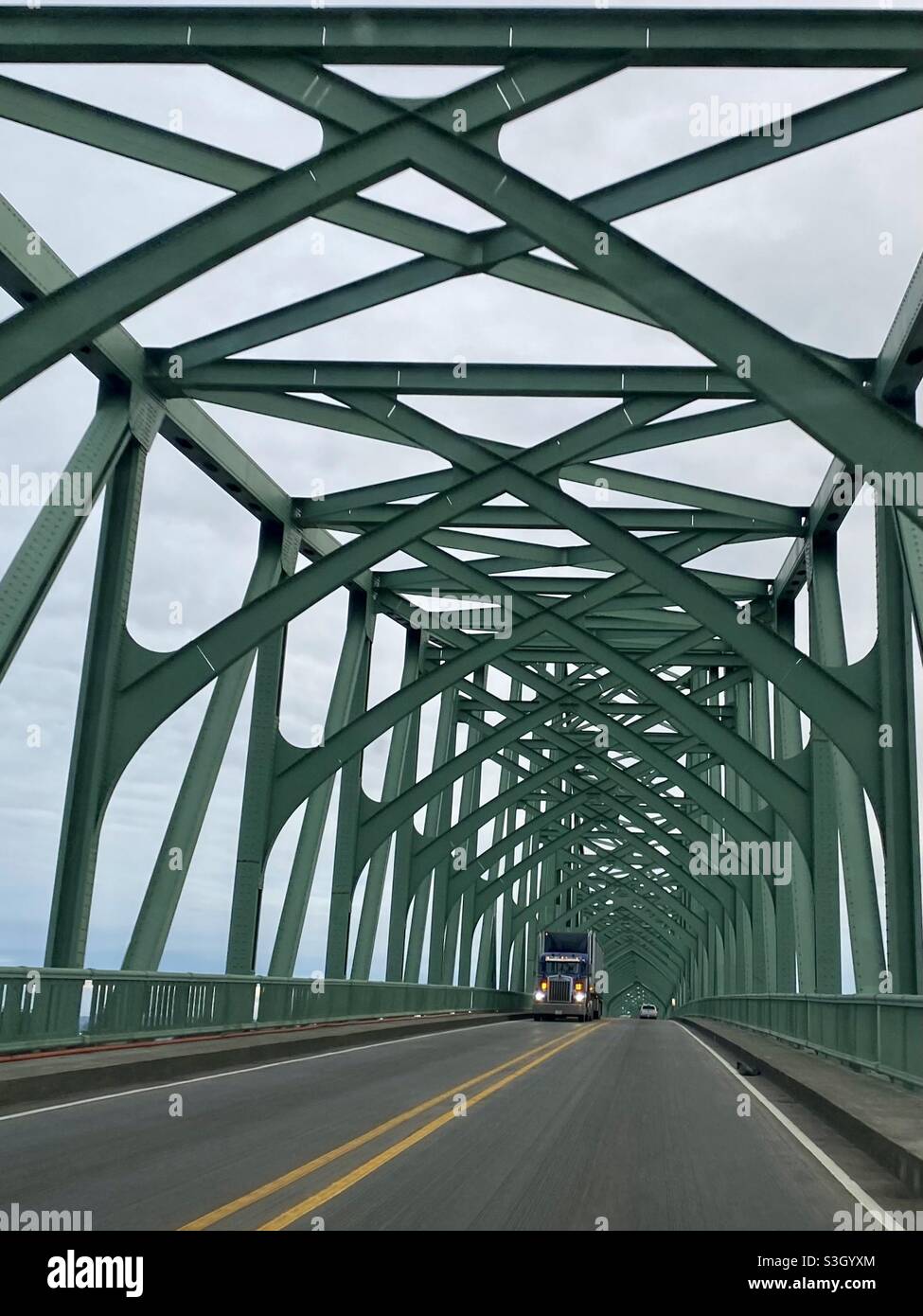 Stahlbrücke auf Pacific Northwest Road Trip Stockfoto