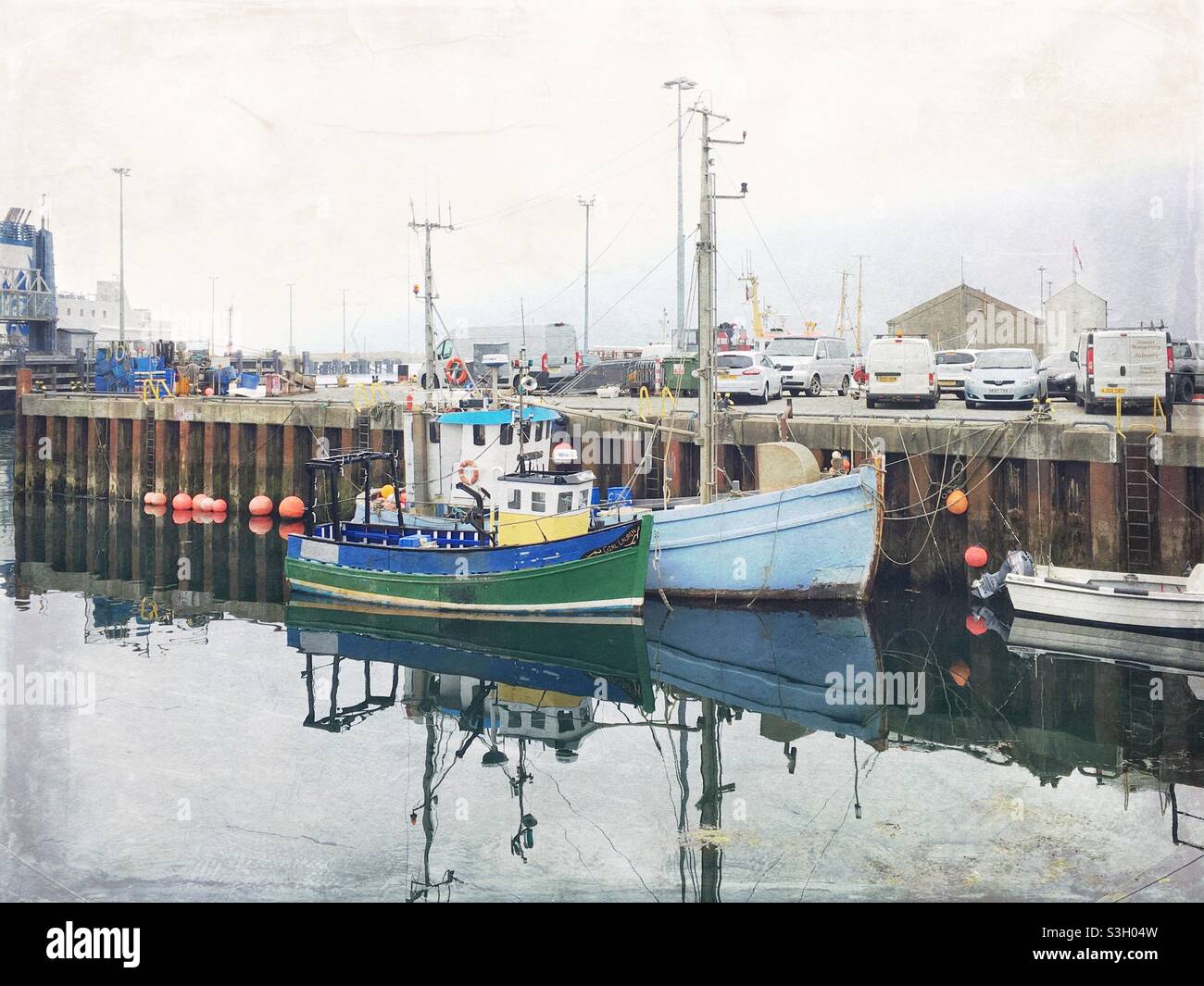 Kleine Fischerboote in Stromness Harbor an einem bewölkten Tag, Bild verarbeitet, um ein grungiges, nostalgisches Gefühl zu haben - Smartphone-aufgenommenes Stockfoto