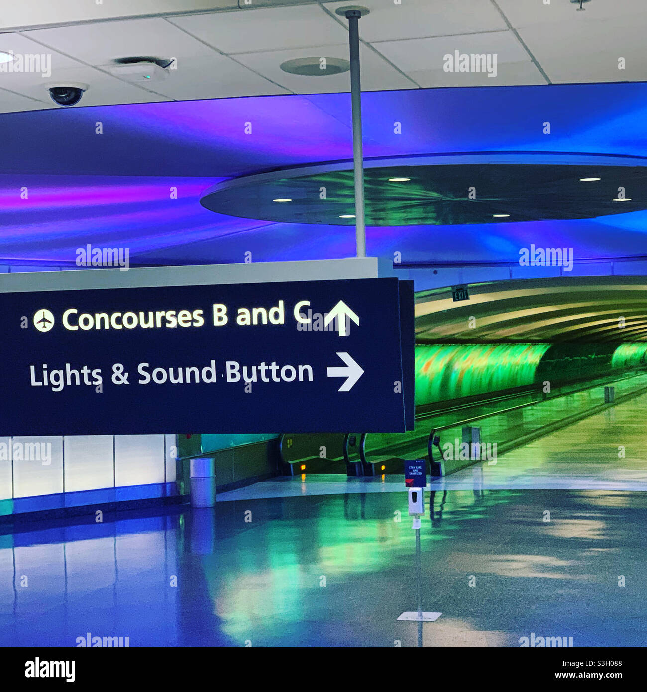 Annäherung an den LED-Tunnel, McNamara Terminal, Detroit Metropolitan Wayne County Airport, Romulus, Michigan, USA - Smartphone-aufgenommenes Stockfoto