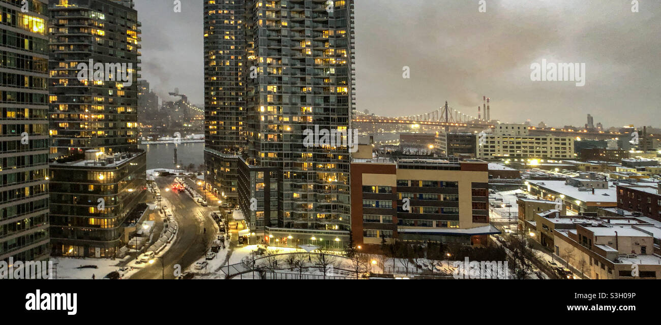 Luxus Miethochhaus am Center BLVD, Long Island City, mit privilegierter Sicht auf Midtown Manhattan und Roosevelt Island - Smartphone-aufgenommenes Stockfoto