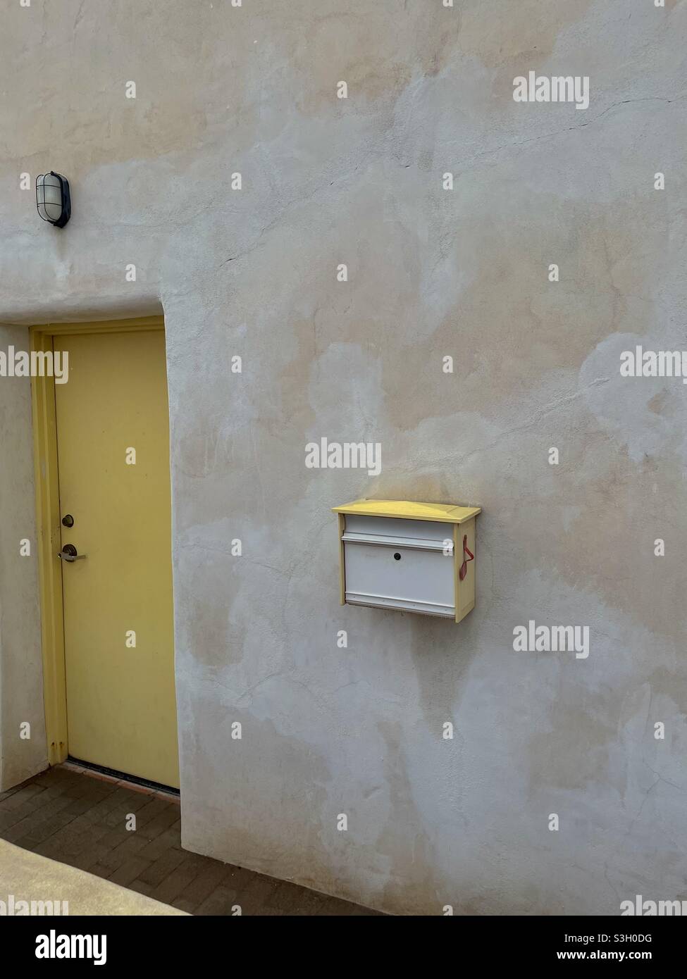 Gelbe Tür und Briefkasten Stockfoto