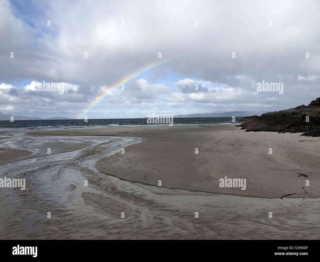 Regenbogen über Camusdarach Stockfoto