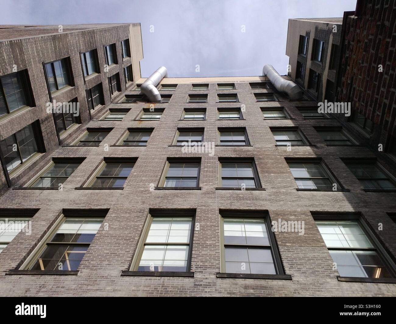 Hinterfenster eines alten Lagerhauses im Viertel Flatiron in Manhattan, New York City Stockfoto